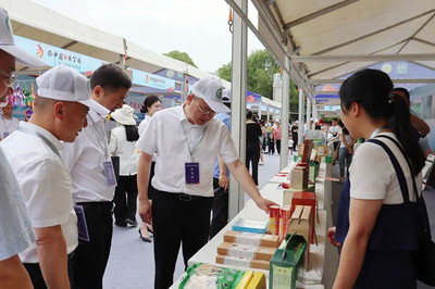 苍溪县特色产品亮相陕甘川宁毗邻地区文化旅游博览会 引来众多围观者